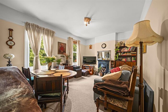 1 Bedroom Flat For Sale In Shacklegate Lane, Teddington, TW11