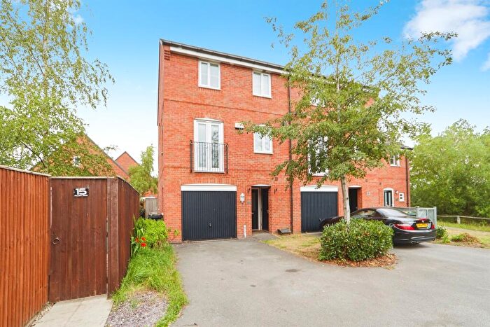 3 Bedroom Town House For Sale In Halliday Court, Thornbury, Bradford, BD3