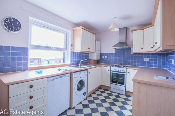 2 Bedroom Flat To Rent In Colebrook Way, London, N11