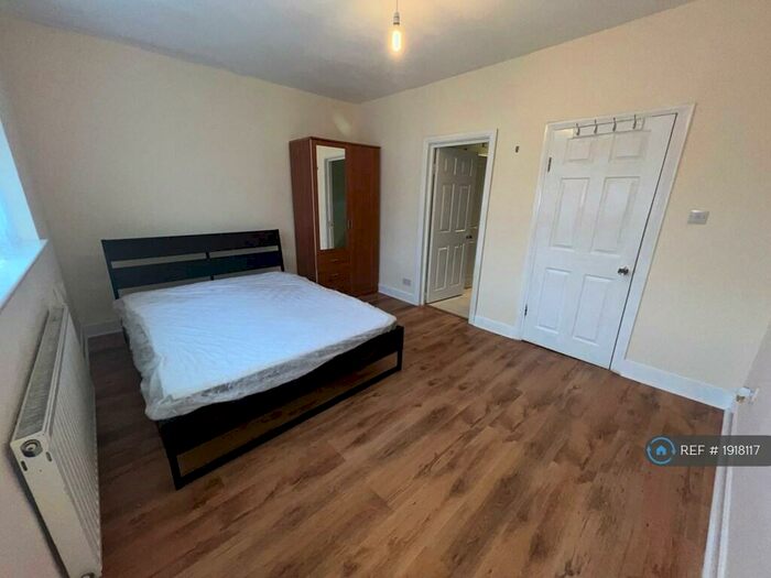 Studio To Rent In York Road, London, E17