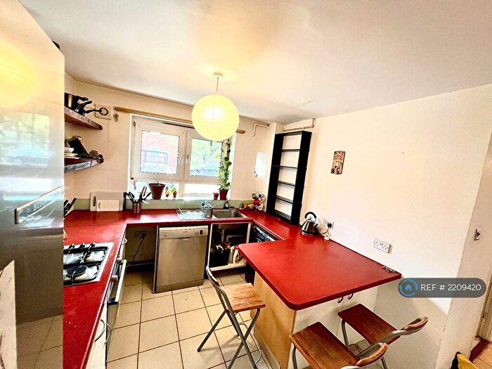 3 Bedroom Flat To Rent In Woodseer Street, London, E1