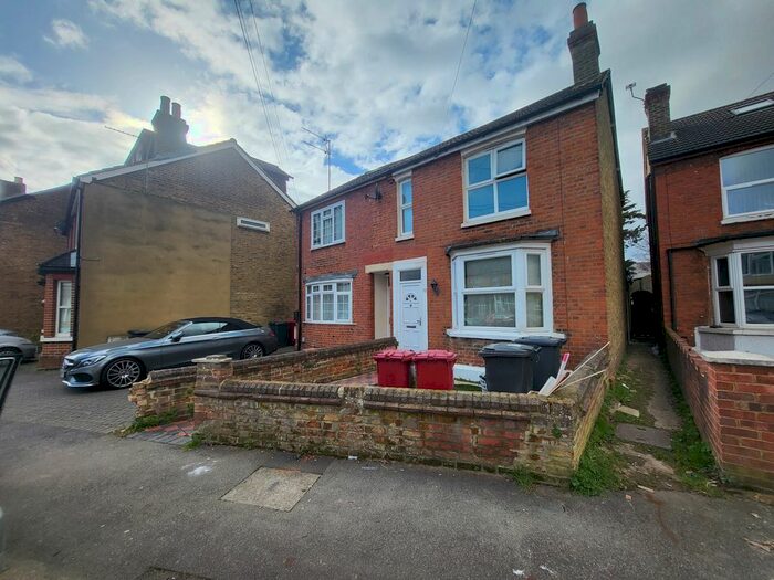 4 Bedroom Semi-Detached House To Rent In Kings Road, Slough, SL1