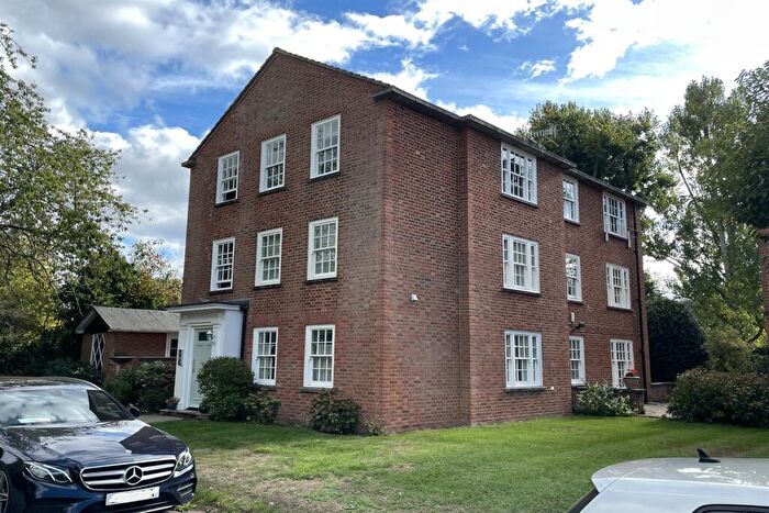 2 Bedroom Apartment For Sale In Fairmile Court, RG9
