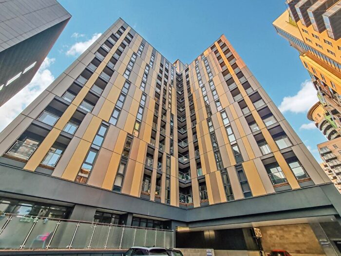 2 Bedroom Flat To Rent In Hallmark Tower, Cheetham Hill Road, Green Quarter, Manchester, M4