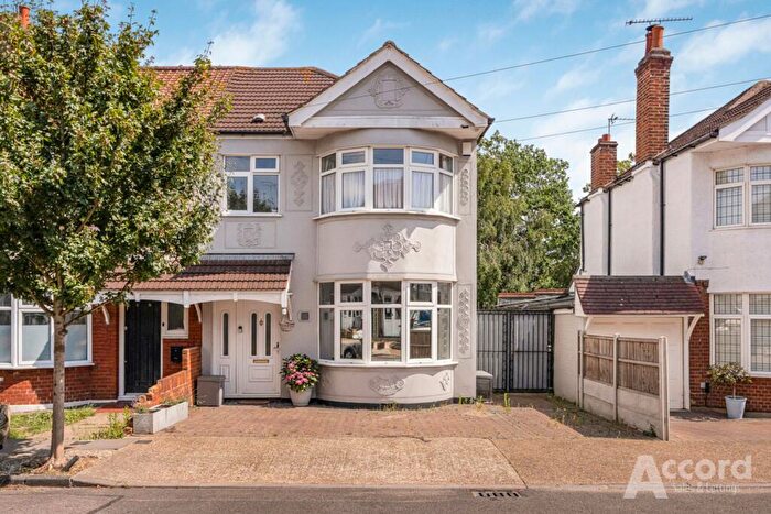 3 Bedroom Terraced House For Sale In Parkside Avenue, Romford, RM1