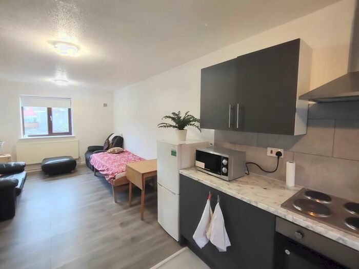 2 Bedroom Flat To Rent In Courtland Grove, London, SE28