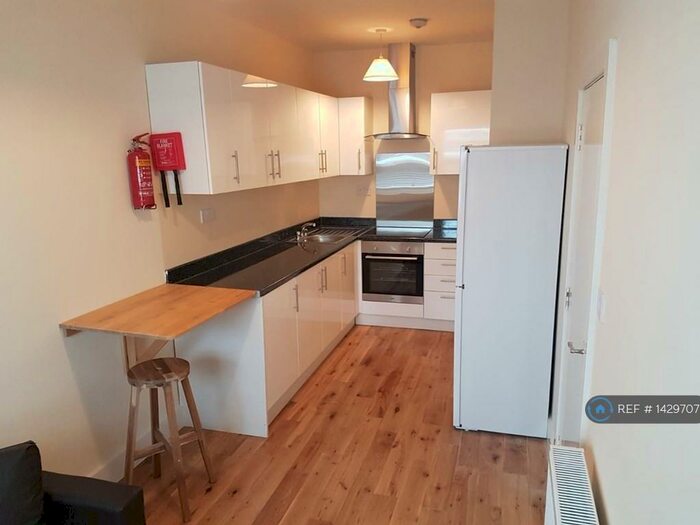 3 Bedroom Flat To Rent In Knights Hill, London, SE27