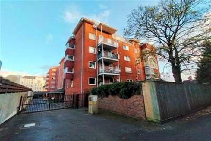2 Bedroom Flat To Rent In Linden Hall, Christchurch Road, BH1