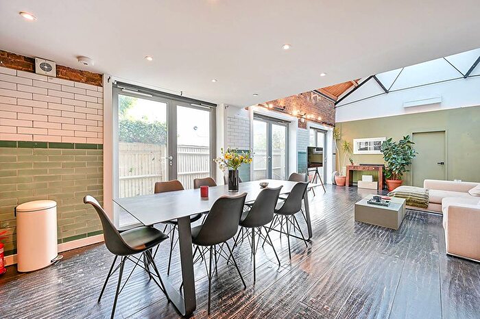 3 Bedroom Flat For Sale In Clifden Road, Brentford, TW8