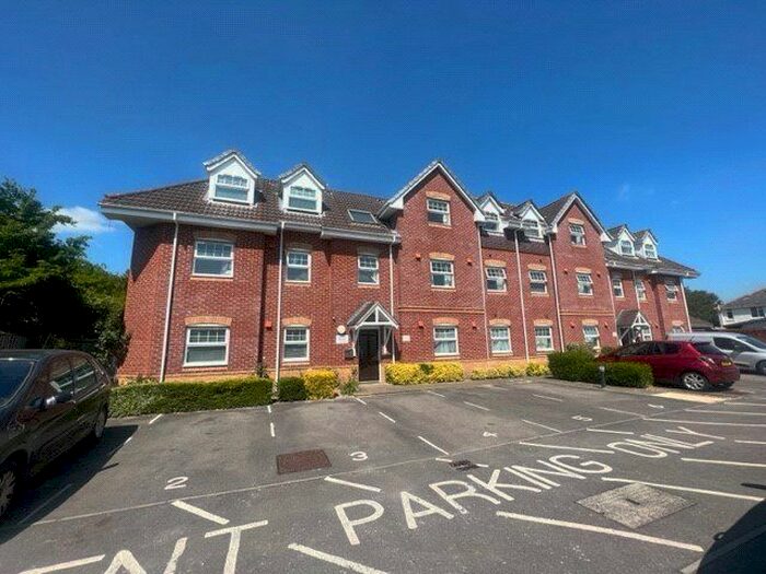 2 Bedroom Flat To Rent In Parjoy House, Salisbury Close, Eastleigh, Hampshire, SO50
