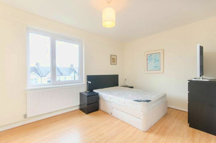 2 Bedroom Flat To Rent In Wimbledon Park Court, Southfields, London, SW19