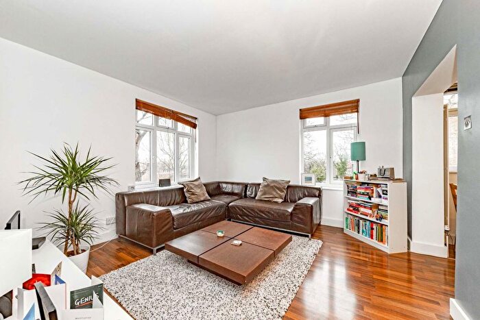 2 Bedroom Flat To Rent In Kings Avenue, London, SW4