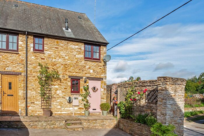 2 Bedroom Cottage For Sale In High Street, Croughton, NN13