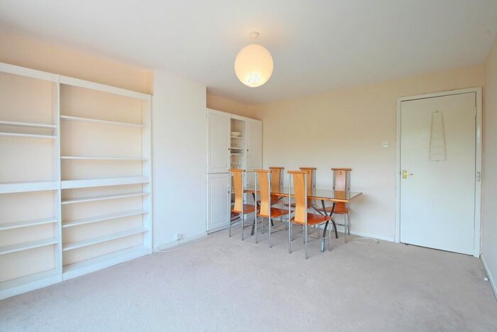 2 Bedroom Flat To Rent In Upper Richmond Road West, Richmond, TW10
