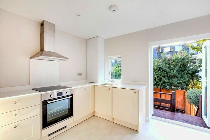 3 Bedroom Maisonette To Rent In Broughton Road, London, SW6