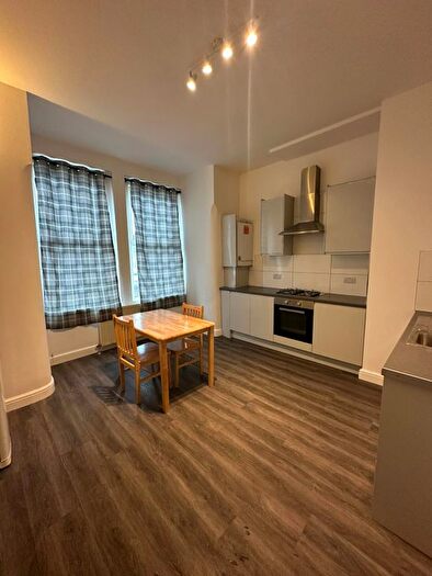 3 Bedroom Flat To Rent In Oak Grove, London, NW2