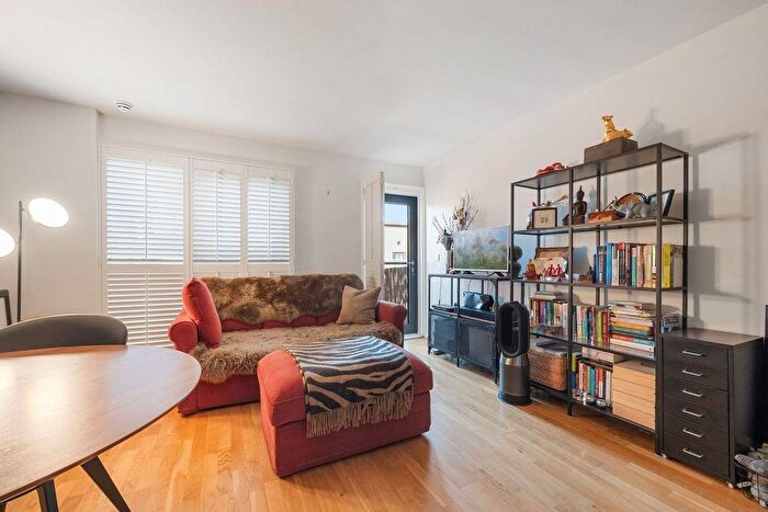 1 Bedroom Flat For Sale In Canalside Apartment With Parking, NW1