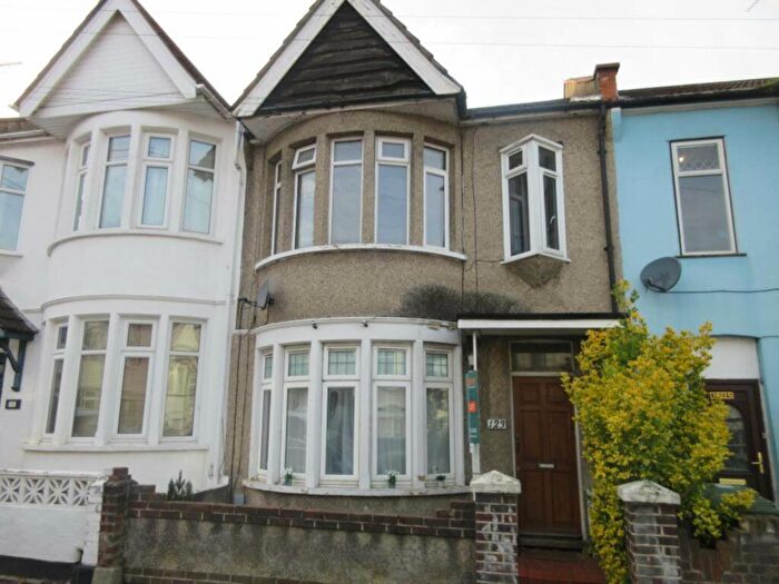 2 Bedroom Flat To Rent In Ramuz Drive, Westcliff On Sea, SS0