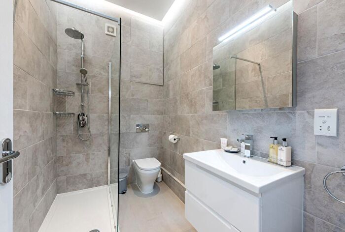 2 Bedroom Flat For Sale In Edith Grove, London, SW10
