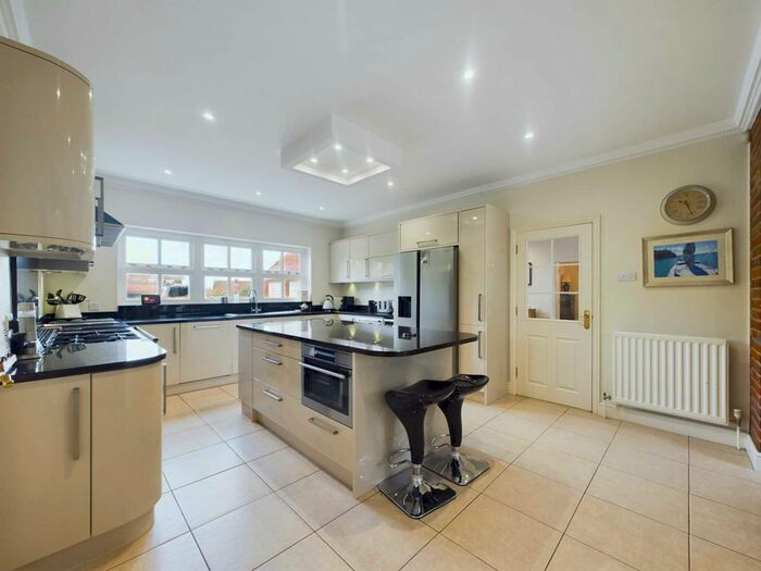5 Bedroom Detached House For Sale In Stopps Orchard, Princes Risborough, HP27