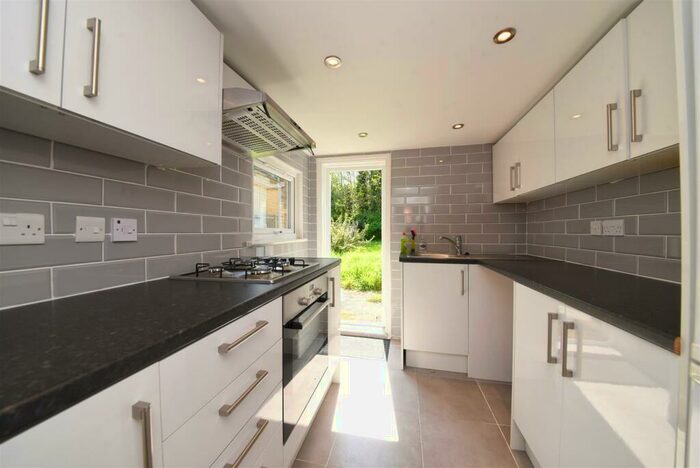 2 Bedroom House To Rent In Long Lane, Finchley, N3