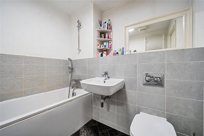 2 Bedroom Flat For Sale In Flat, Lee Court, Skinner Drive, Wokingham, RG41