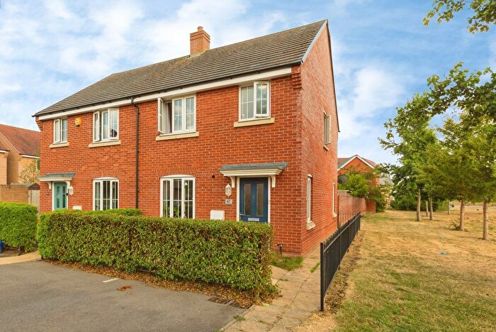 3 Bedroom Semi Detached House For Sale In Merton Close, Aylesbury, HP18