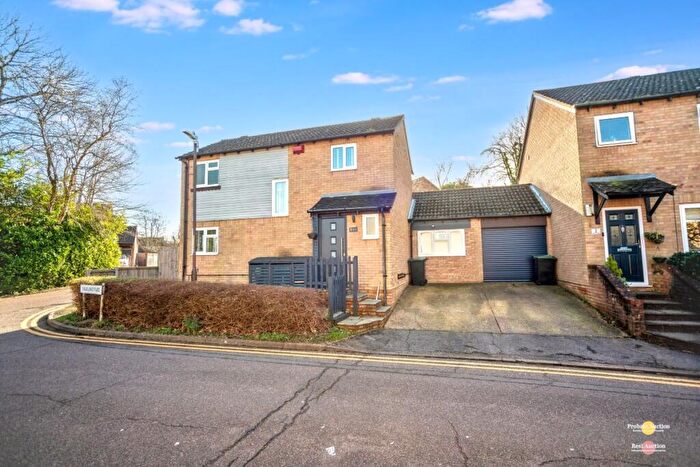 3 Bedroom Detached House For Sale In Falkland Place, Chatham, Kent, ME5