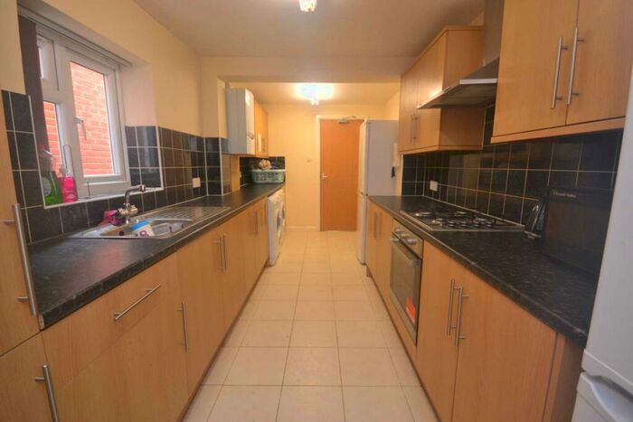 5 Bedroom Terraced House To Rent In Grange Avenue, Reading, RG6