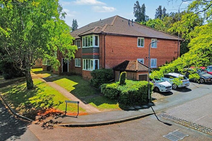 2 Bedroom Apartment For Sale In Broome Court, Bracknell, RG12