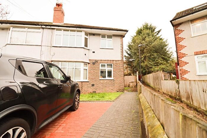 2 Bedroom Maisonette For Sale In Methuen Close, Edgware, Middlesex, HA8