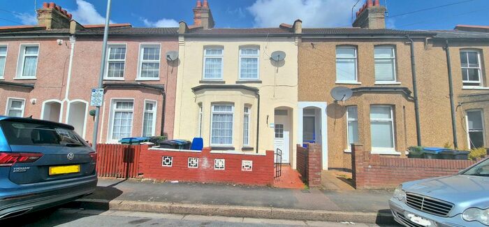 3 Bedroom Property To Rent In Kings Avenue, Watford, WD18