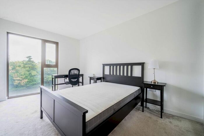 2 Bedroom Flat To Rent In Walnut Tree Close, Guildford, GU1