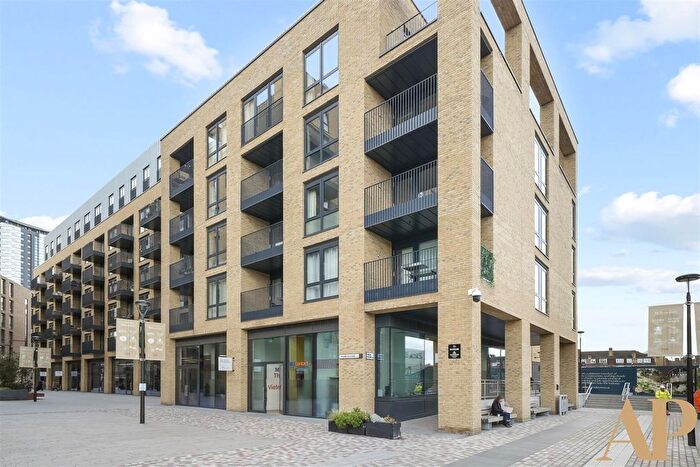 3 Bedroom Flat To Rent In Chivers Passage, London, SW18