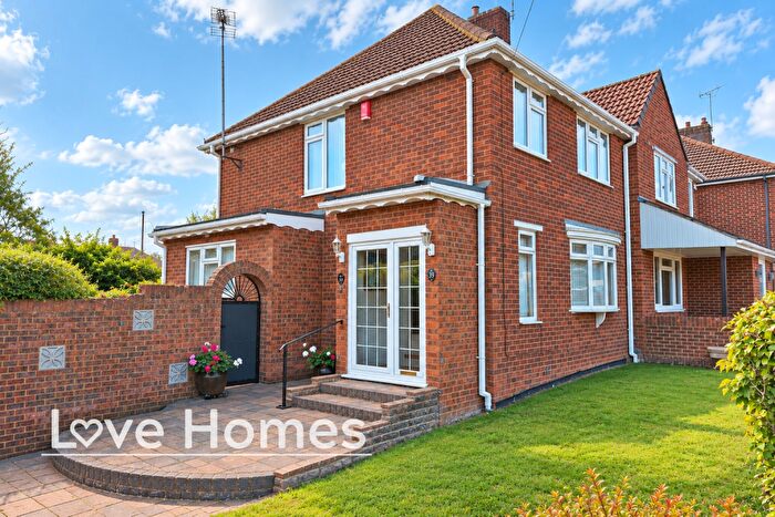3 Bedroom Semi-Detached House For Sale In Rossfold Road, Luton, LU3