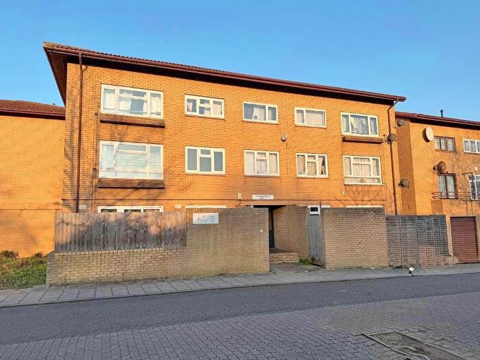 2 Bedroom Flat For Sale In Bossiney Place, Fishermead, Milton Keynes, Buckinghamshire, MK6