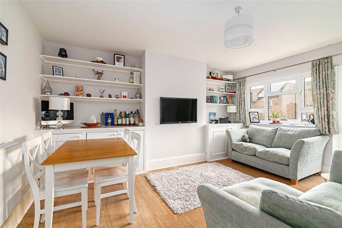 3 Bedroom Flat To Rent In Westbridge Road, London, SW11