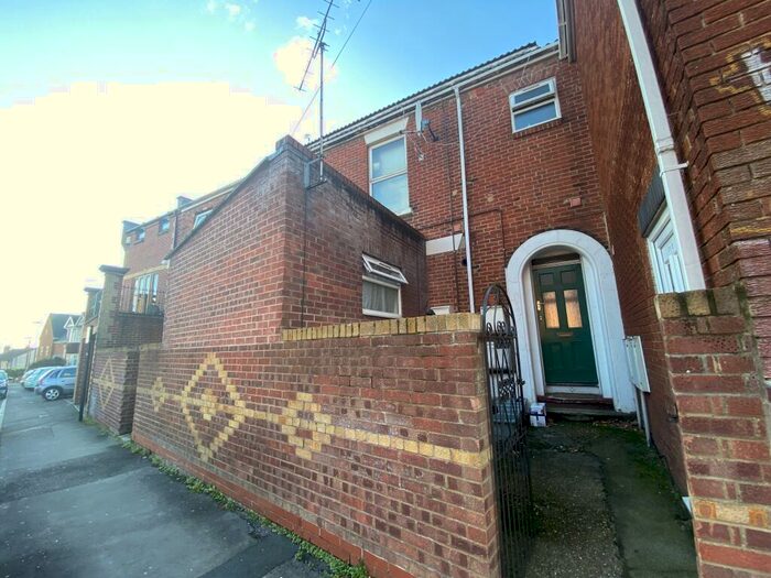 5 Bedroom House To Rent In Lodge Road, SO14