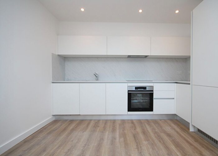 1 Bedroom Flat To Rent In Solent Lodge, Green Lanes, Palmers Green, N13