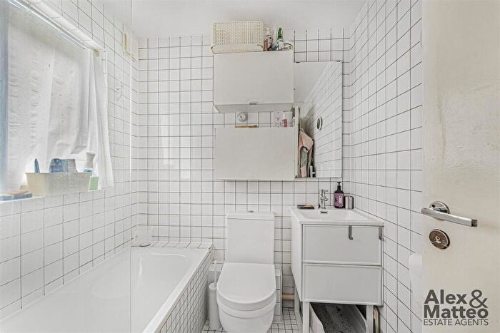 2 Bedroom Flat For Sale In Somerford Way, Canada Water, SE16