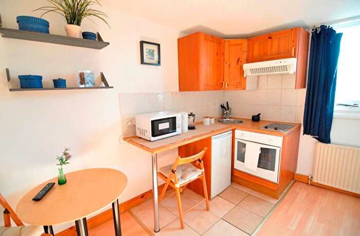 Studio To Rent In West Cromwell Road, Earls Court, London, SW5