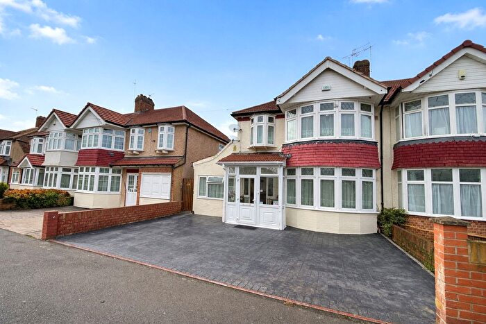 2 Bedroom Flat To Rent In Broad Walk, Hounslow, Greater London, TW5