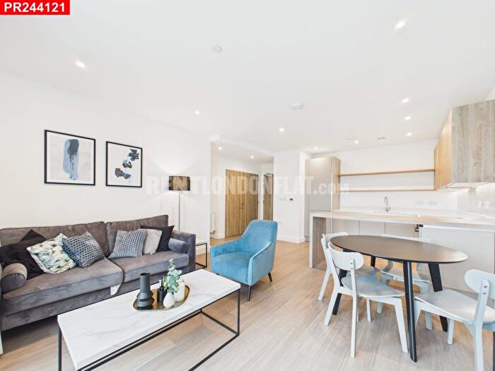 2 Bedroom Flat To Rent In Flagstaff Road, Berkshire, RG2