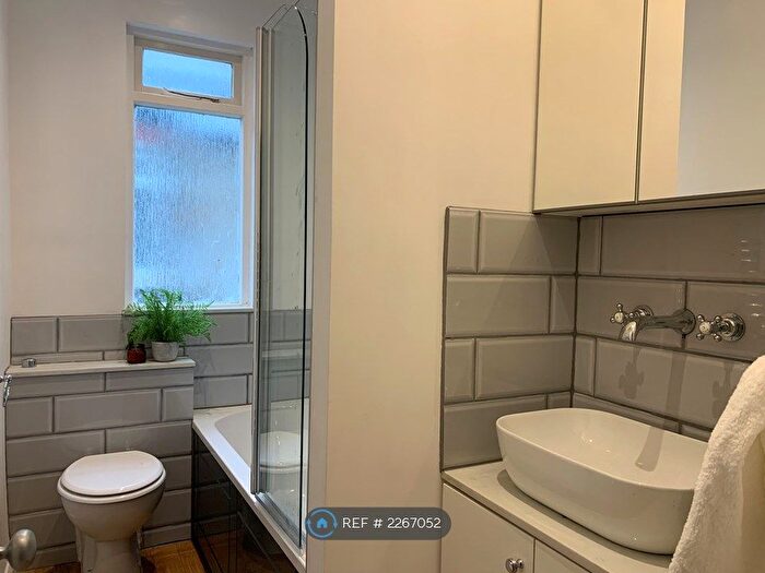 3 Bedroom Flat To Rent In Revelstoke Road, London, SW18