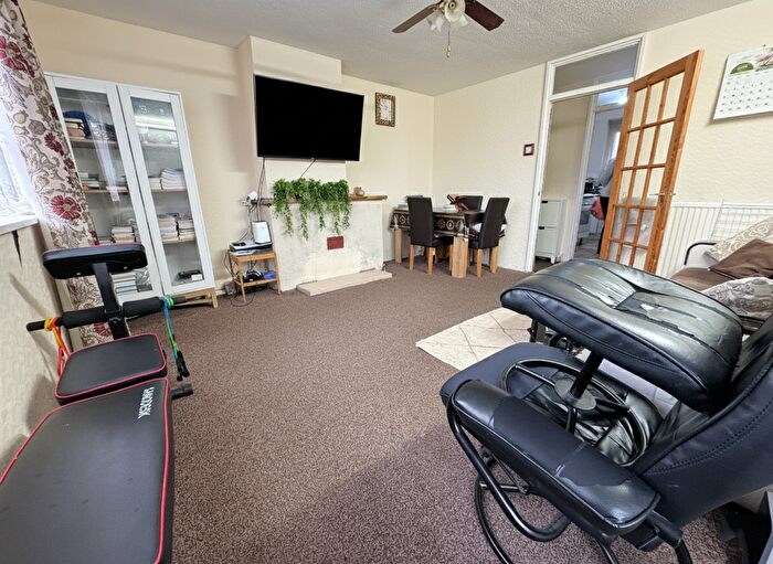 2 Bedroom Flat For Sale In Lonsdale Close, East Ham, London, E6