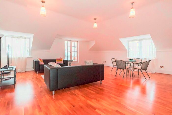 2 Bedroom Flat To Rent In Princess Park Manor, Royal Drive, London, N11