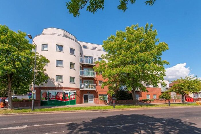 2 Bedroom Flat For Sale In Kenton Road, Harrow, HA3