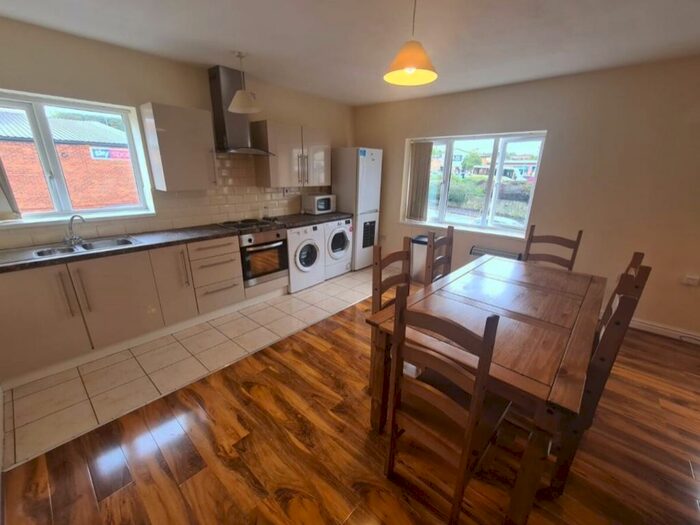 4 Bedroom Flat To Rent In Stonegate Road, Leeds, West Yorkshire, LS6