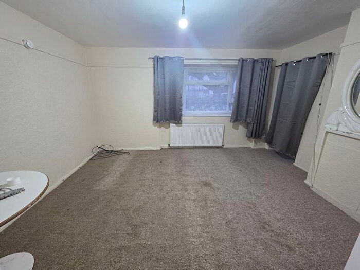 3 Bedroom Flat To Rent In Grosvenor Road, London, E6