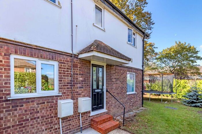 2 Bedroom Flat To Rent In Hook Road, Surbiton, KT6